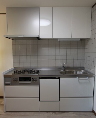 食洗器を付けたキッチンを正面から撮影した写真