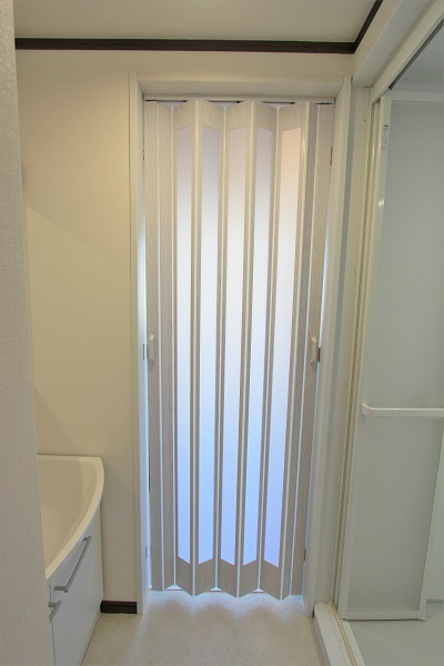 洗面台とお風呂の出入り口に設置したパネルドアの写真