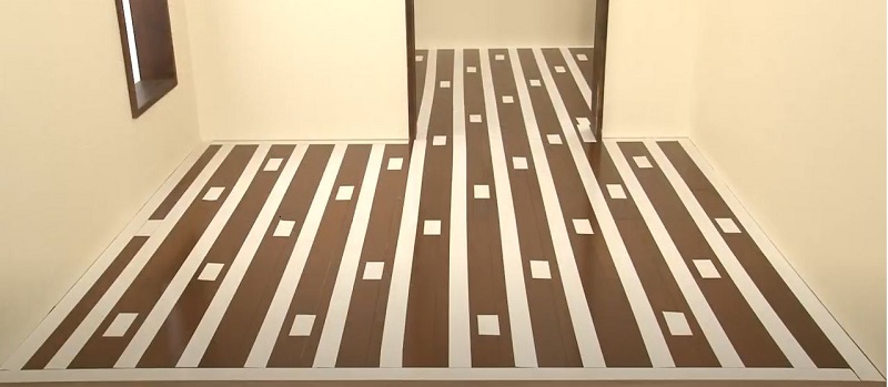 ウスイータ専用の両面テープを貼った床の写真